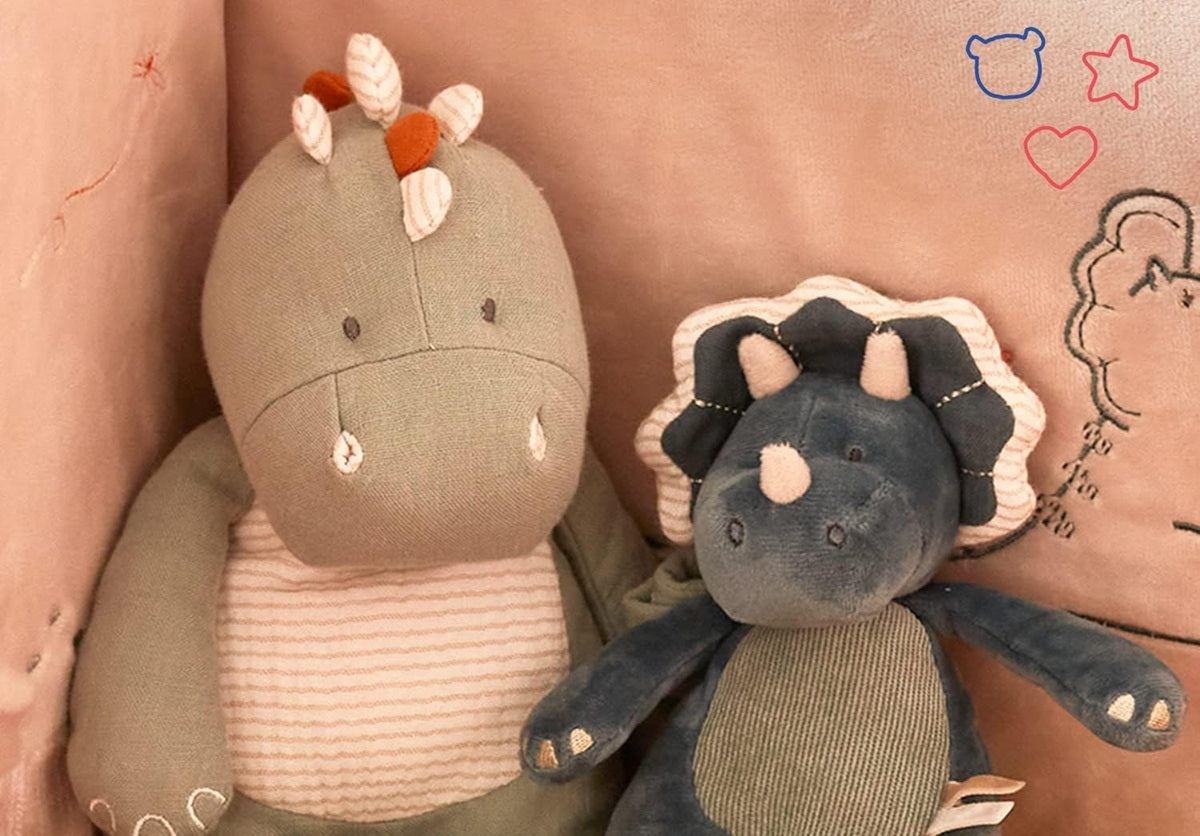 NOUKIE'S plyšová hračka s hracou skrinkou „Brahmsova uspávanka“ TRICERATOPS 20 cm
