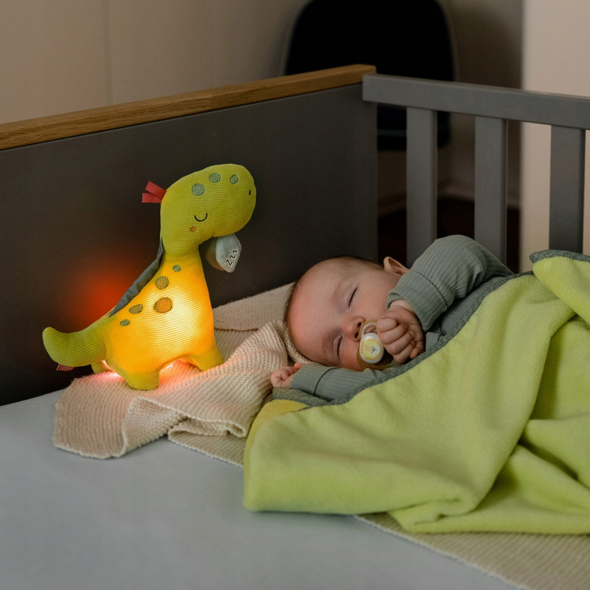 FEHN fløjlsblød krammebamse med natlampe DINO 20 x 23 cm
