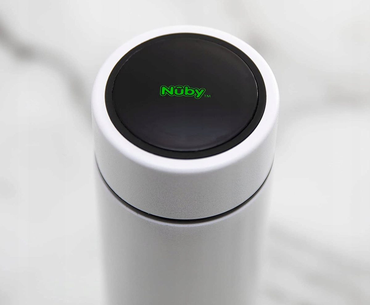 Zbliżenie czarnej pokrywki Nuby RapidCool 30130 z zielonym napisem Nuby.