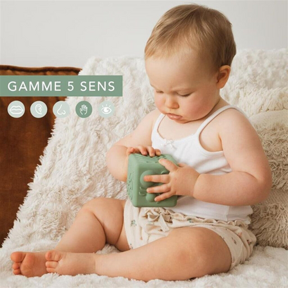 VULLI Cube gummikub med texturer för lek 7,3 cm GIRAFFEN SOPHIE
