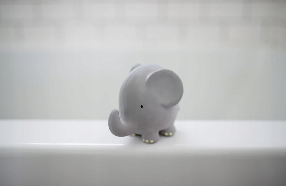TIKIRI bidelegetøj af naturgummi og badelegetøj med rangle 9 x 11,5 cm ELEFANT