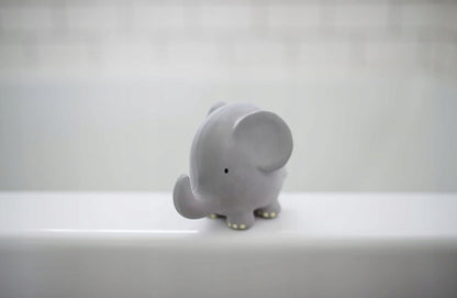 TIKIRI bidelegetøj af naturgummi og badelegetøj med rangle 9 x 11,5 cm ELEFANT