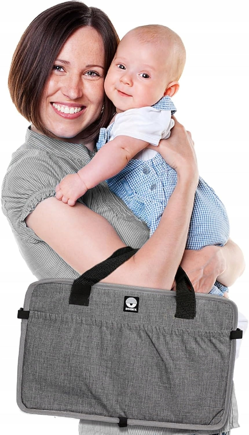 DOOKY ORIGINAL TRAVELLER łóżeczko turystyczne składane, szare, lekkie i przenośne, widok z dzieckiem i torbą