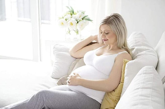 MEDELA top z biustonoszem do karmienia biały, komfortowy top ciążowy z wbudowanym biustonoszem do domu i snu
