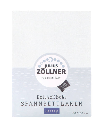 Białe prześcieradło jersey Julius Zöllner w opakowaniu z oznaczeniem rozmiaru 50x100 cm.