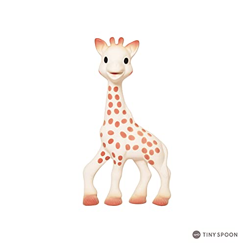 Kauczukowa żyrafa Sophie la girafe z brązowymi cętkami i długą szyją na białym tle.