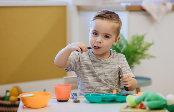 TOMMEE TIPPEE Big Kids jekleni pribor žlica vilice nož 16 cm 12 m+