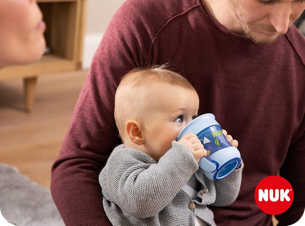 NUK Mini Magic Cup kubek niekapek świecący w ciemności 360° 160 ml 6 m+ w użyciu