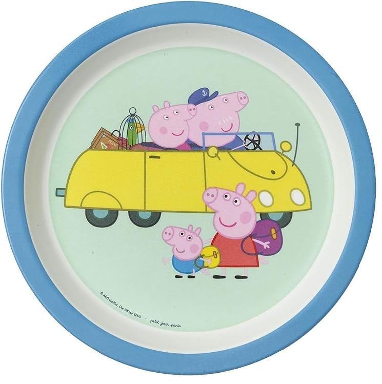 Talerzyk z niebieskim brzegiem i ilustracją postaci Świnki Peppy przy żółtym samochodzie.