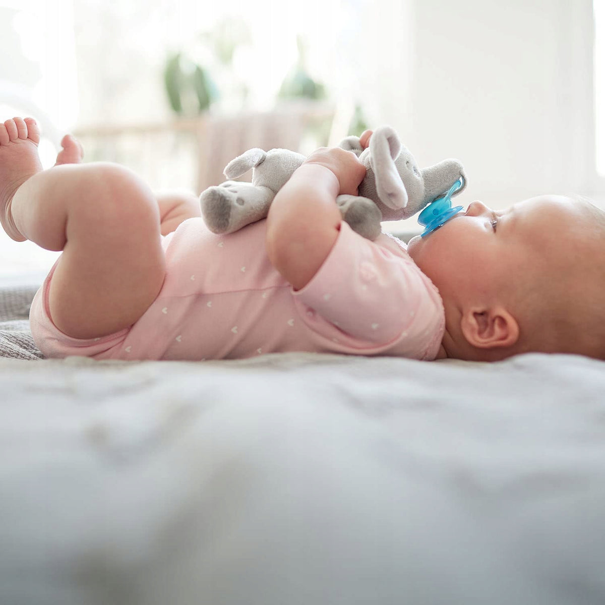 AVENT nyugtató cumi plüssal 0-6 hónapos korban
