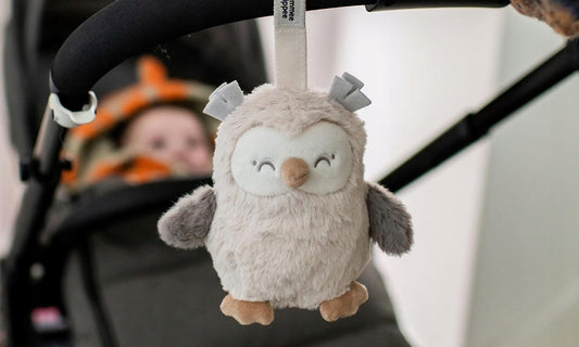 TOMMEE TIPPEE Sowa Ollie ZAWIESZKA z pozytywką i czujnikiem płaczu 15 cm, szara sowa na wózek