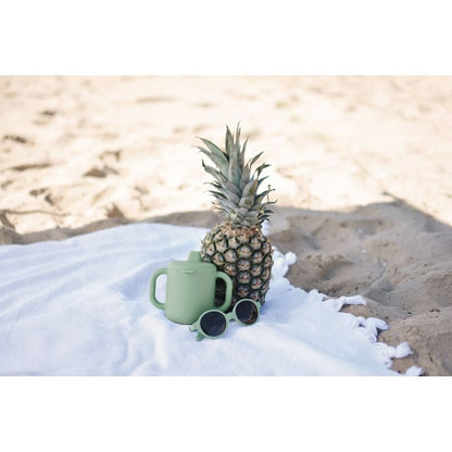 Béaba Sage Green – kubek treningowy w aranżacji na plaży