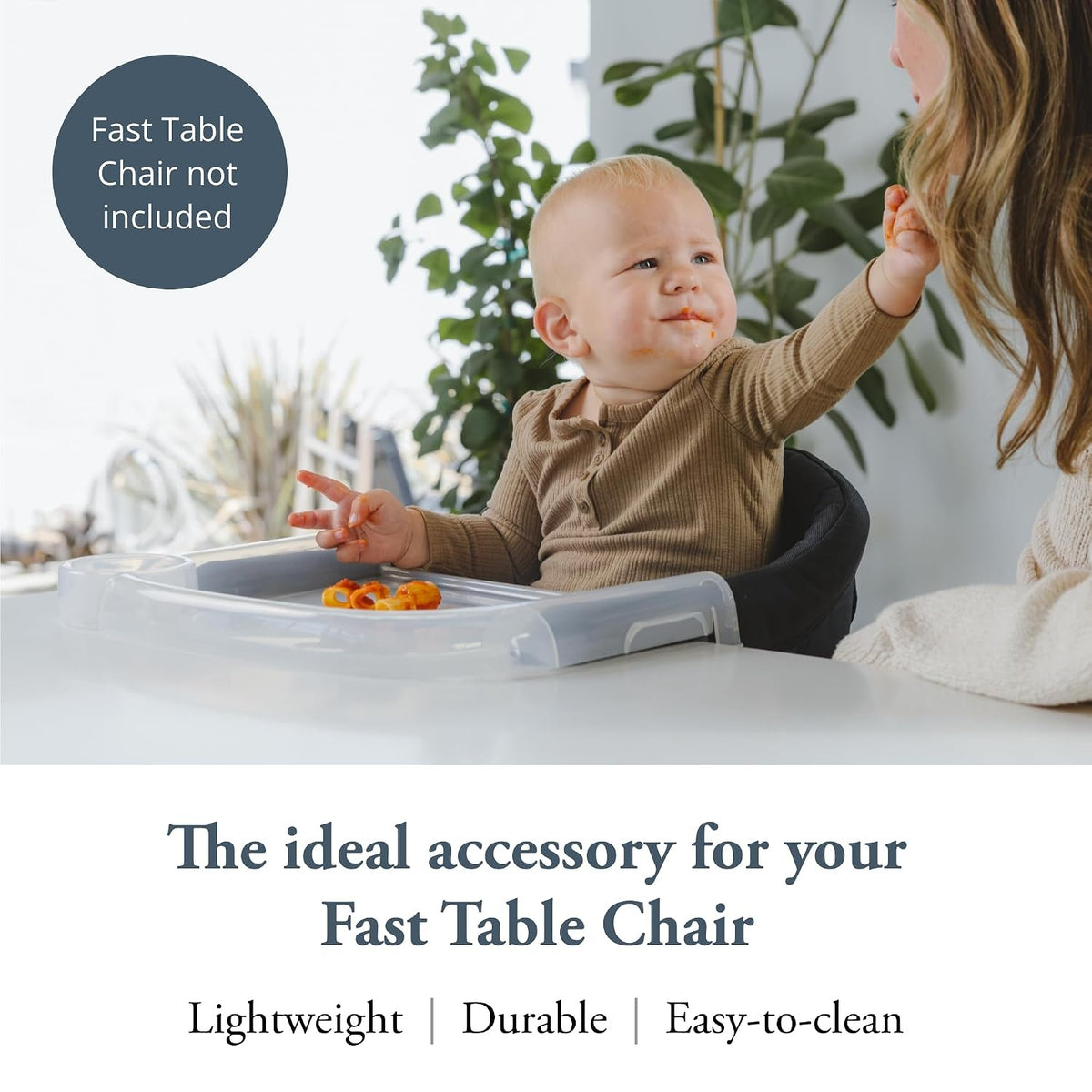 Inglesina Fast – dziecko przy posiłku na tacce
