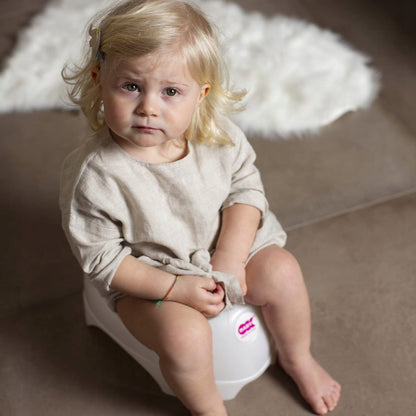 OKBaby – dziecko korzystające z różowego nocnika