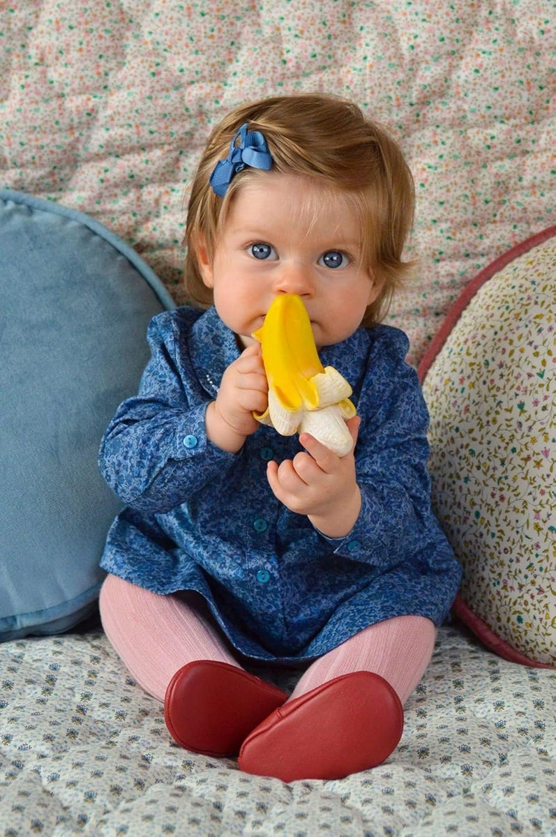 OLI & CAROL blød bidering i naturgummi 11 cm BANAN