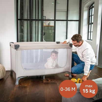 Hauck Dream N Play – dziecko przy beżowym łóżeczku