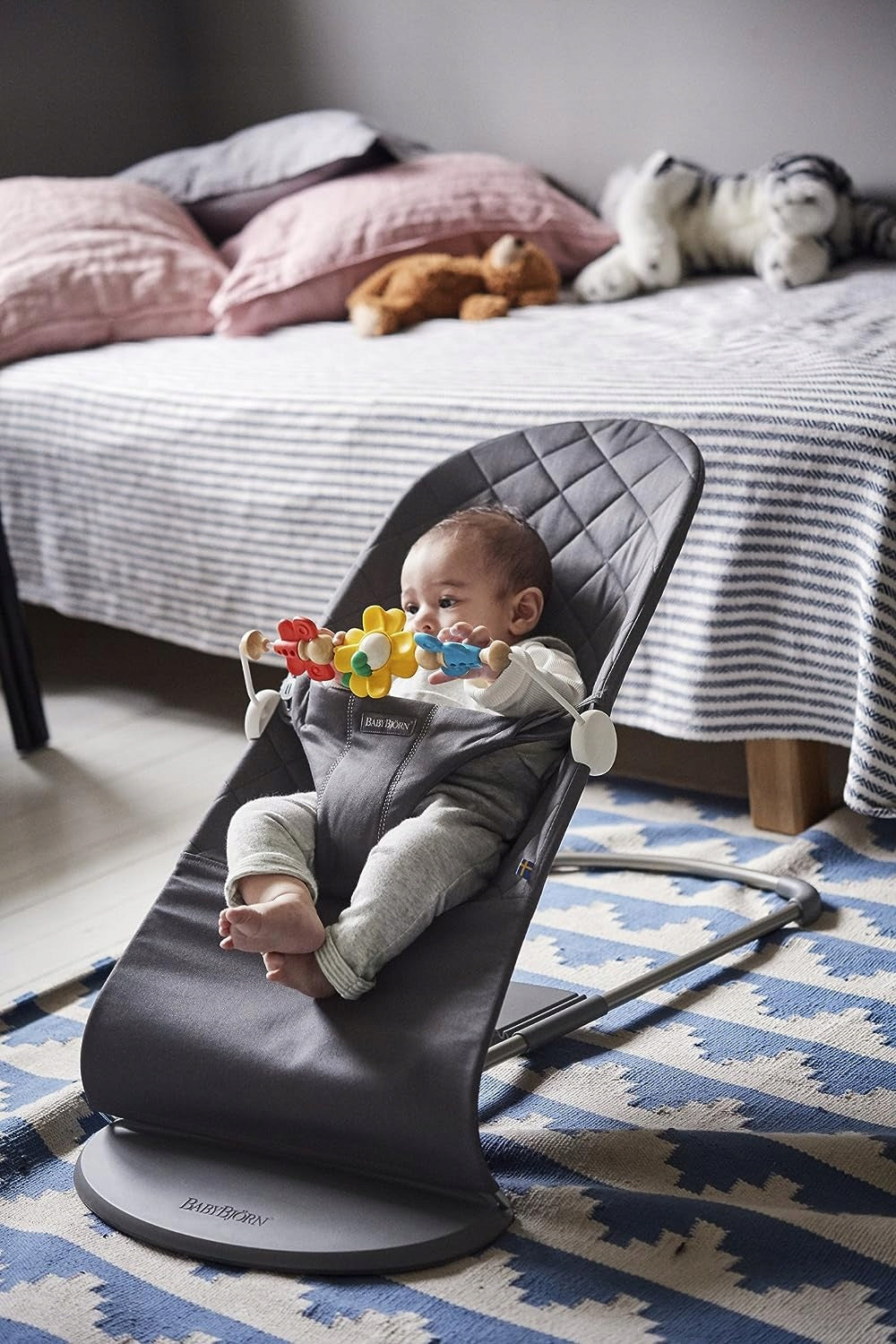 BABYBJORN Flying Friends dreveno-plastový oblúk k ležadlu 31 cm
