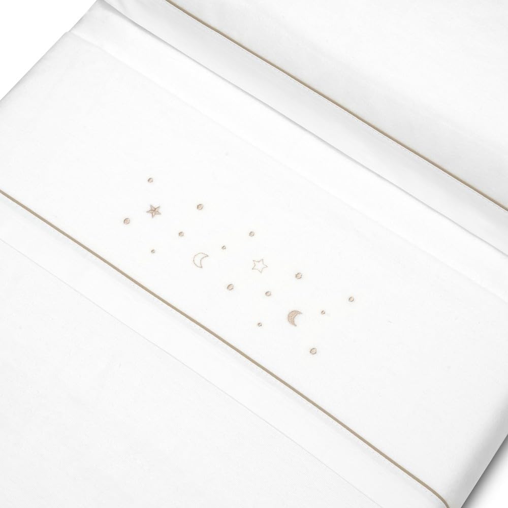 Interbaby Estrellas Luna – zbliżenie białej tkaniny pościeli
